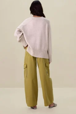 Beige gebreide trui met v-hals