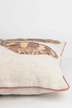 Beige jacquard kussen dragonfly