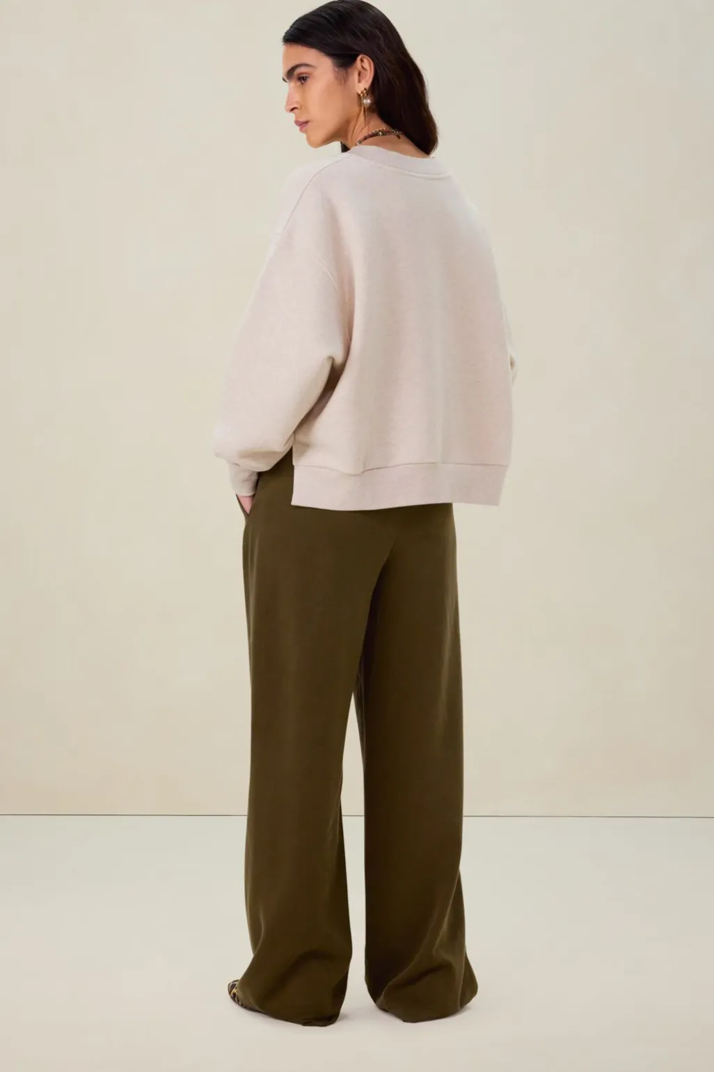 Beige oversized sweater met v-hals