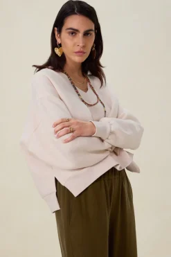 Beige oversized sweater met v-hals