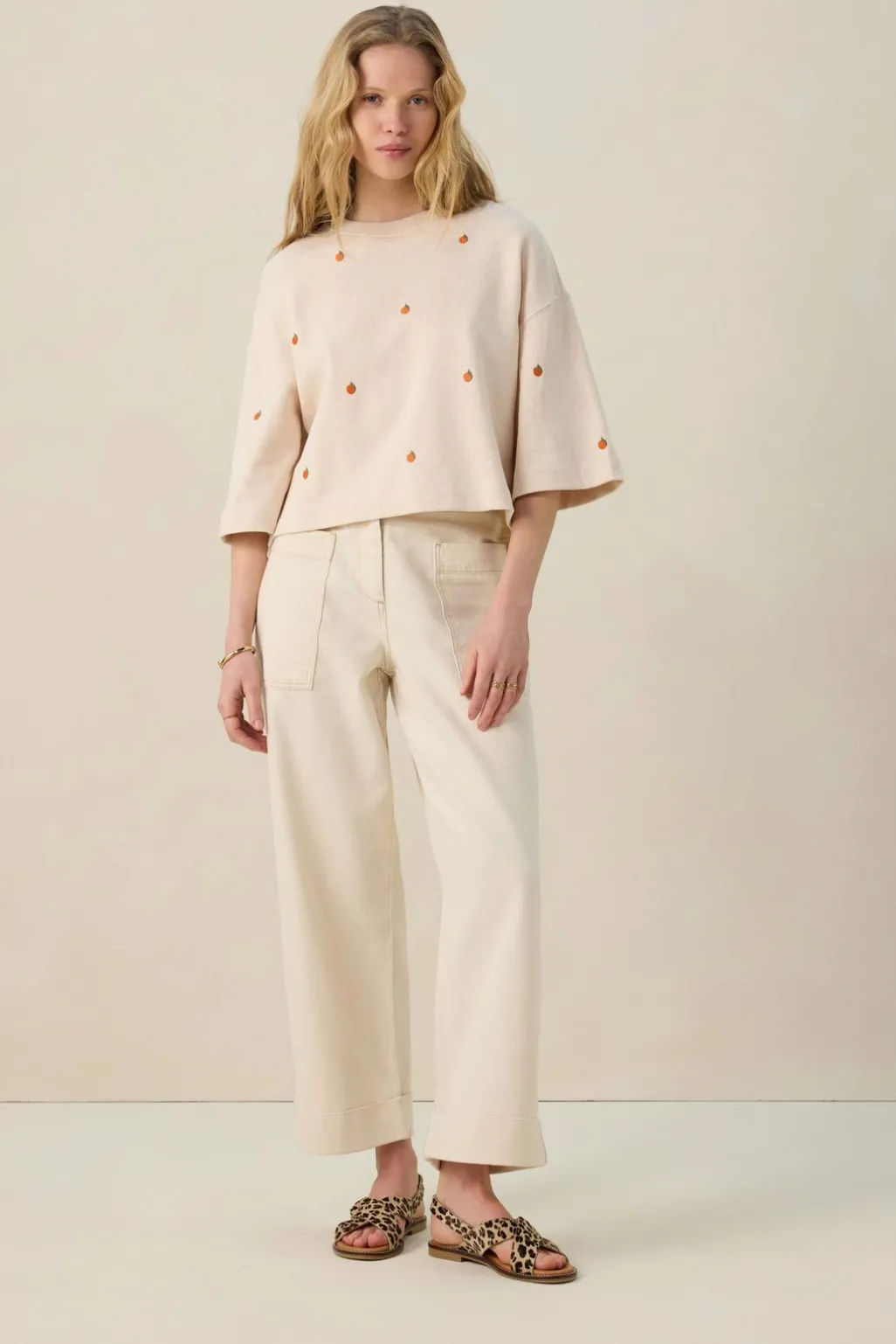Beige sweater met embroidery