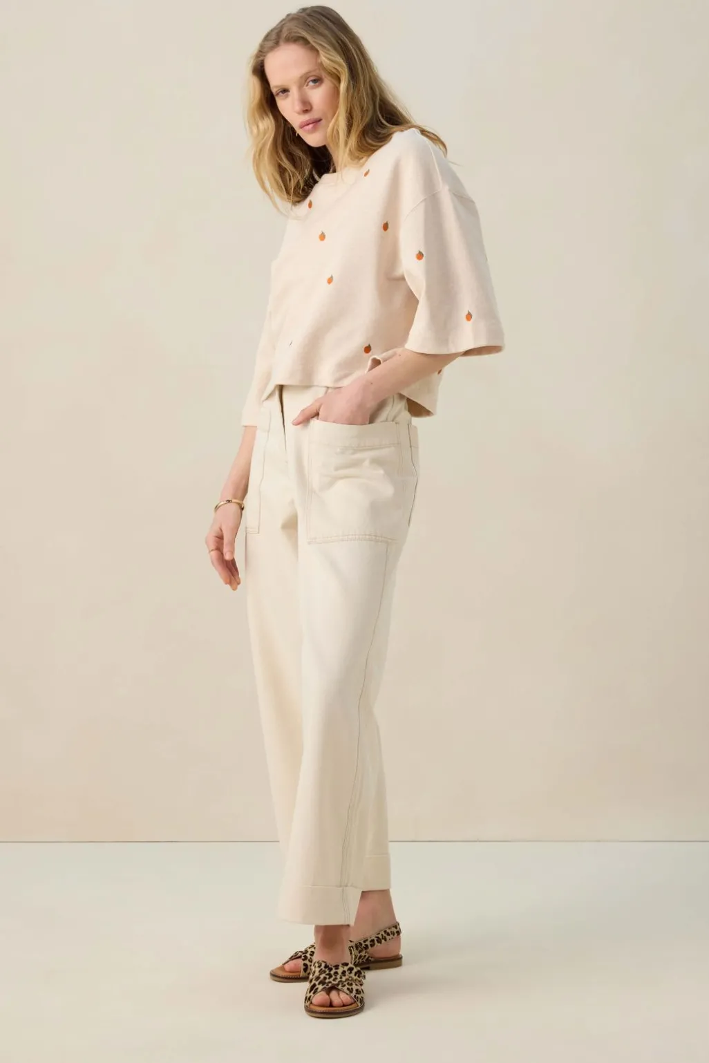 Beige sweater met embroidery