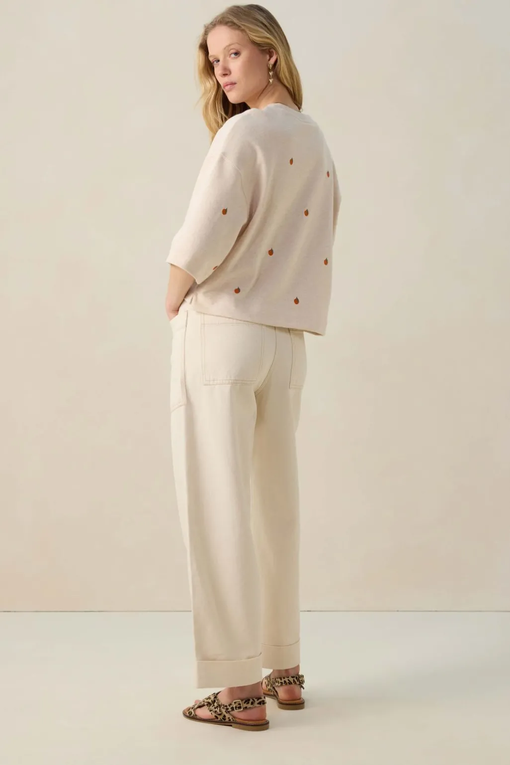 Beige sweater met embroidery