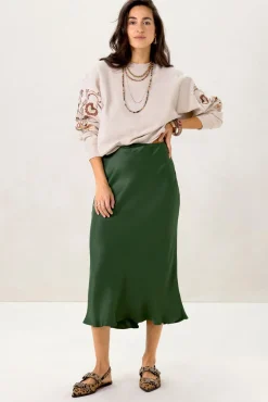 Beige sweater met geborduurde mouw