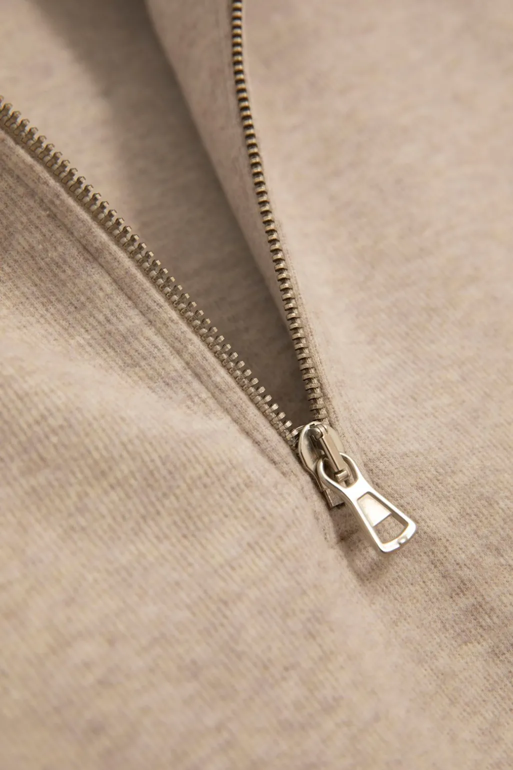 Beige sweater met rits