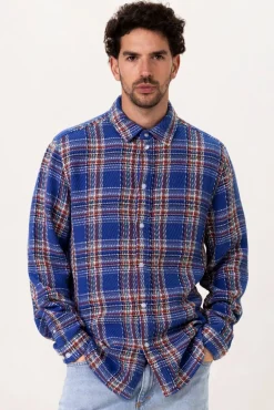 Blauw met rood geruit overhemd