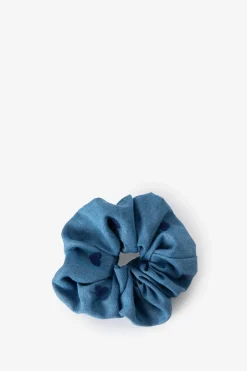 Blauwe denim scrunchie met hartjes