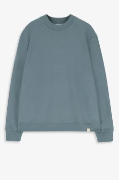 Blauwe sweater met hoge hals