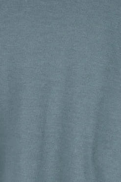 Blauwe sweater met hoge hals