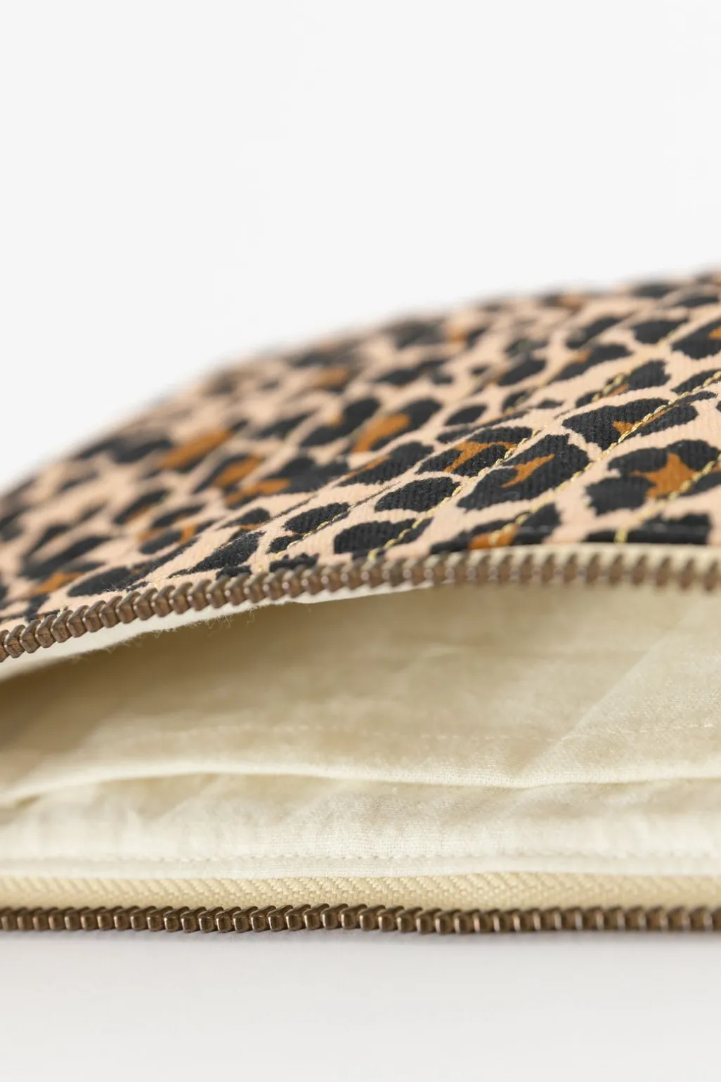 Bruine etui met leopard print