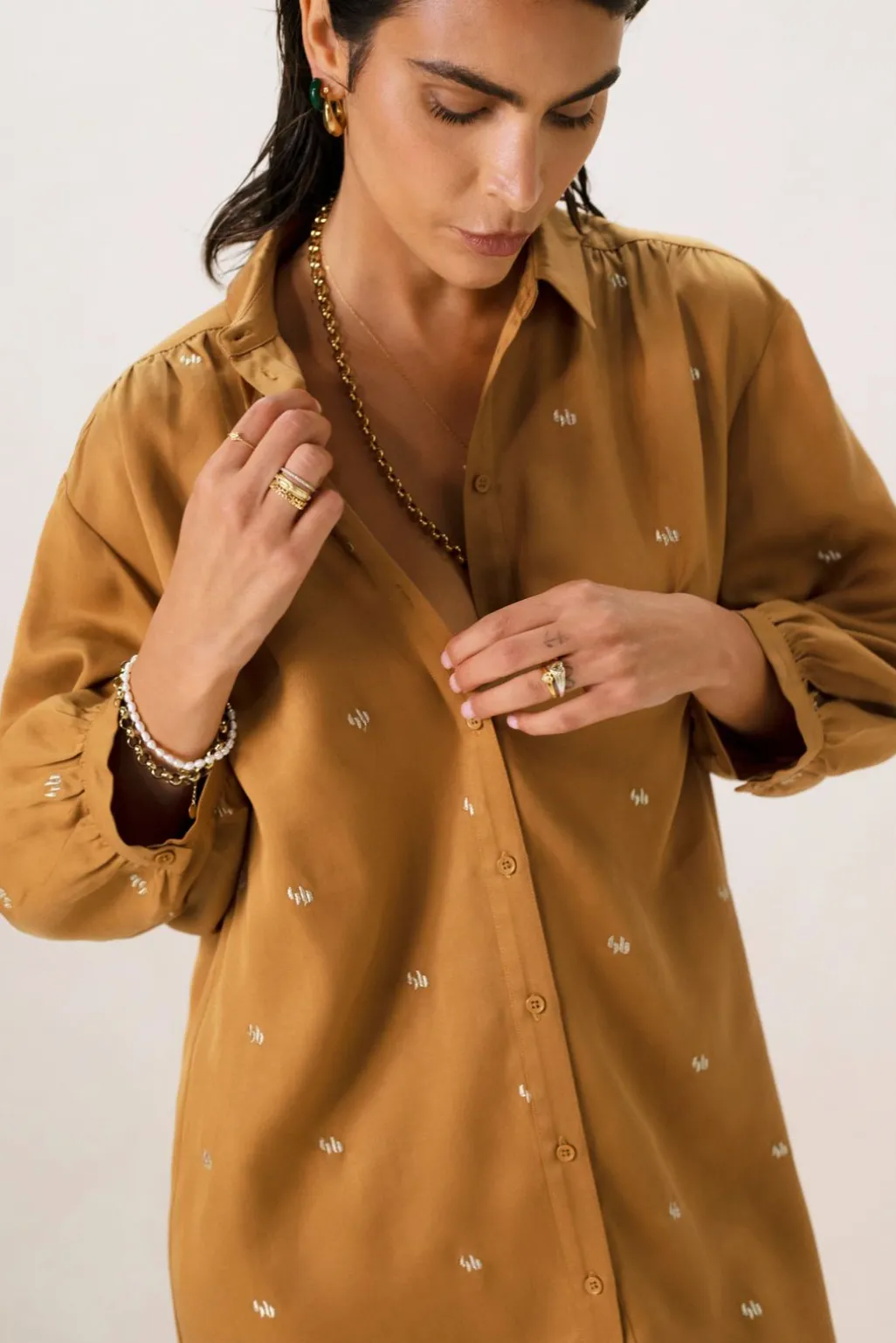 Bruine jurk met pofmouwen en embroidery