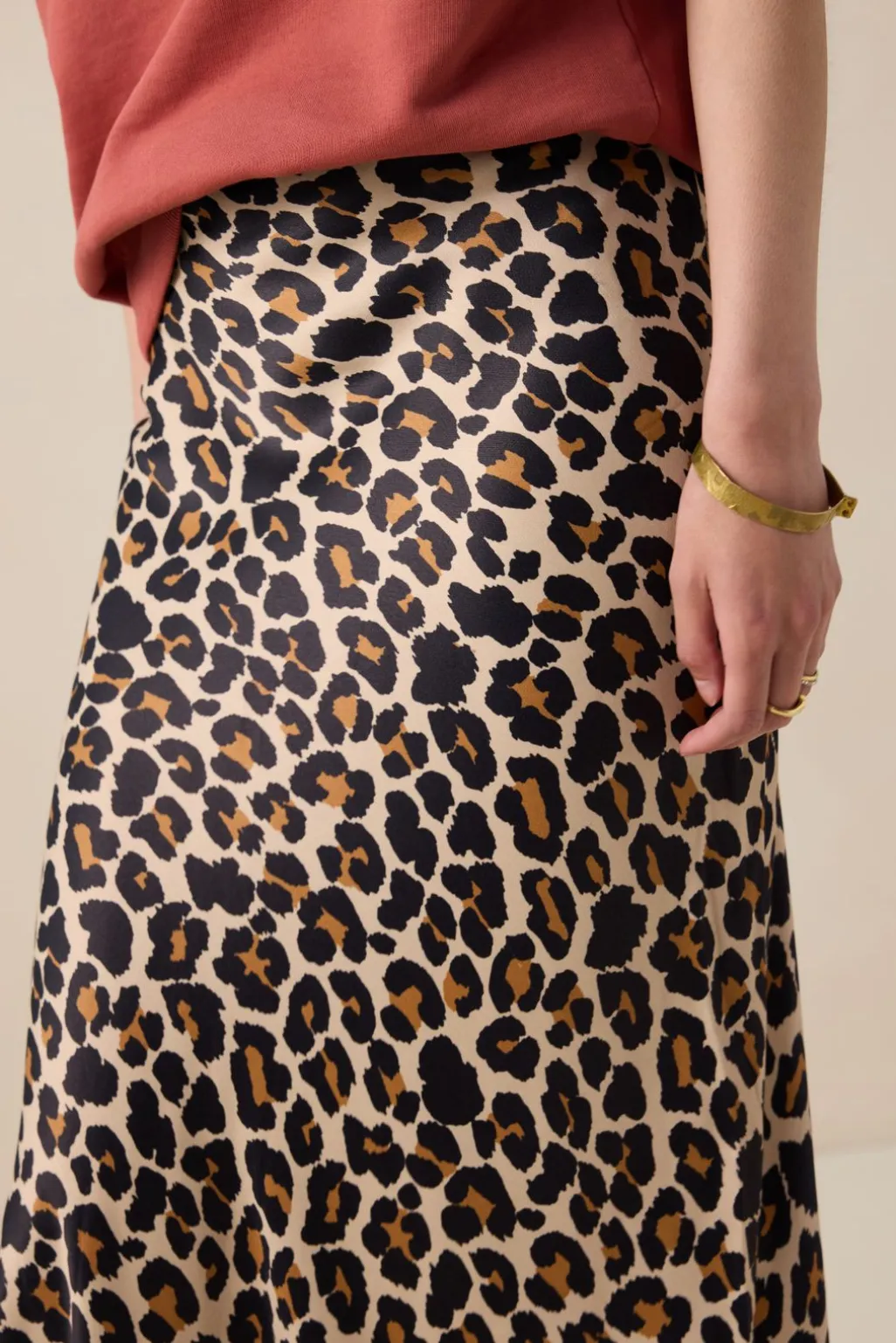 Bruine satijnen rok met leopard print