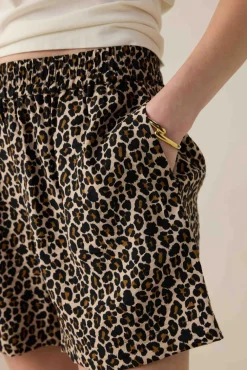 Bruine short met leopard print