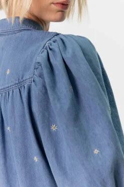Denim jurk met pofmouwen en madeliefjes embroidery