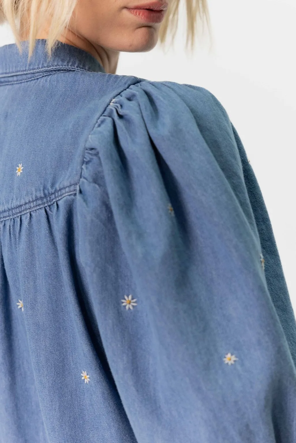 Denim jurk met pofmouwen en madeliefjes embroidery
