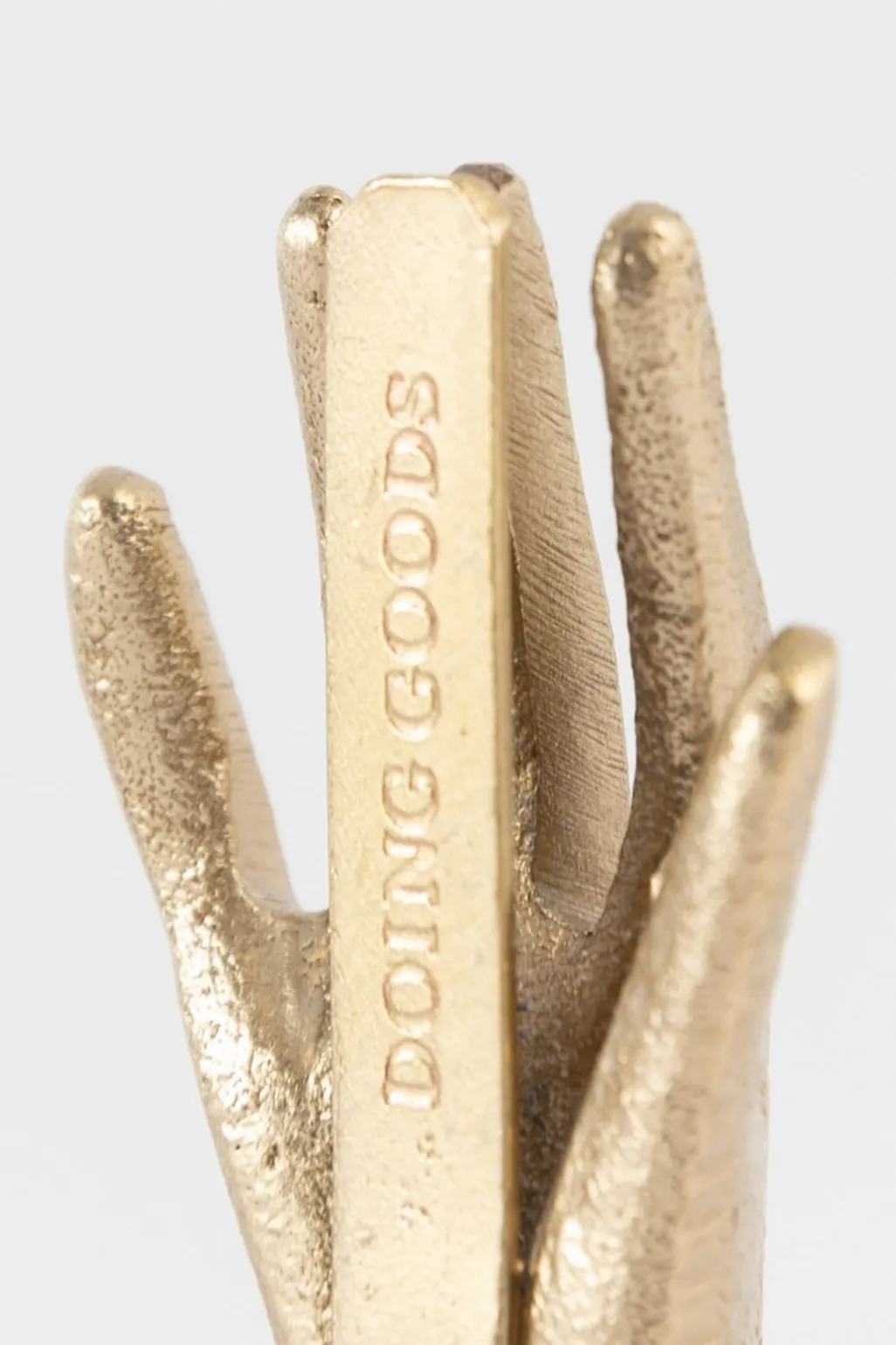 Doing Goods goudkleurige kaarthouder hand