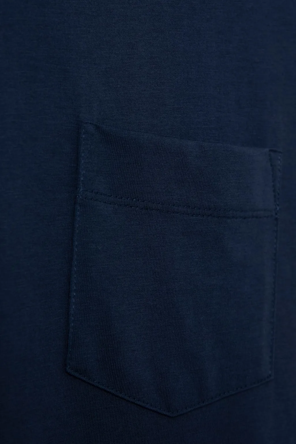Donkerblauw T-shirt met borstzakje