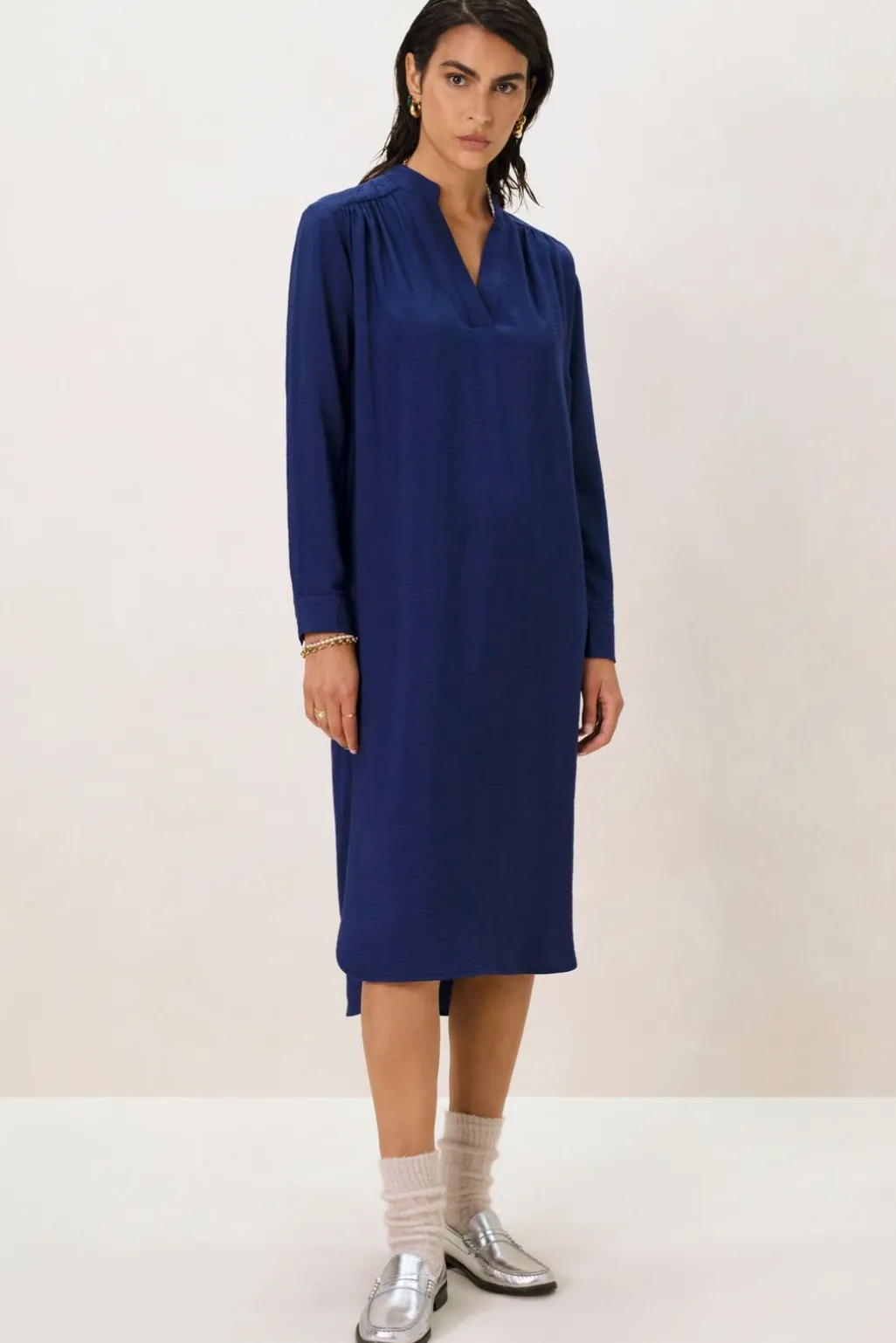 Donkerblauwe midi jurk met V-hals