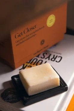 Donkerbruin glazed aardewerk schaaltje