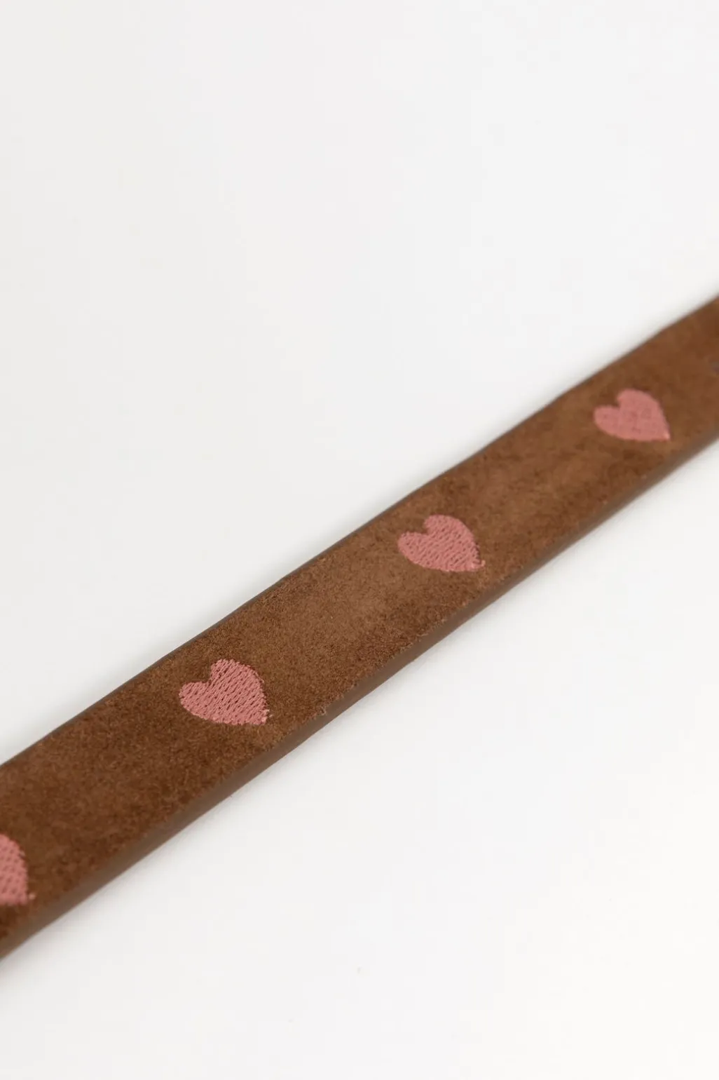 Donkerbruine suède riem met roze hartjes embroidery