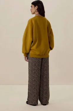 Donkergele oversized sweater