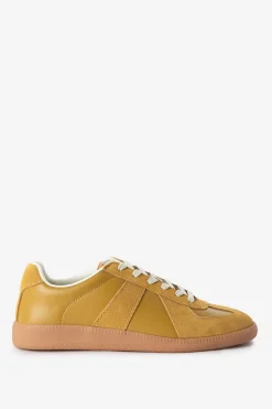 Donkergele suède leren sneakers