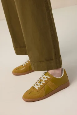 Donkergele suède leren sneakers