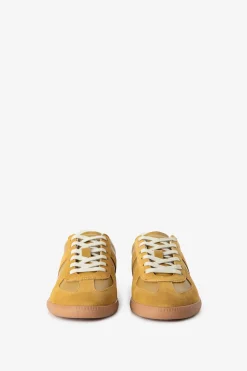 Donkergele suède leren sneakers