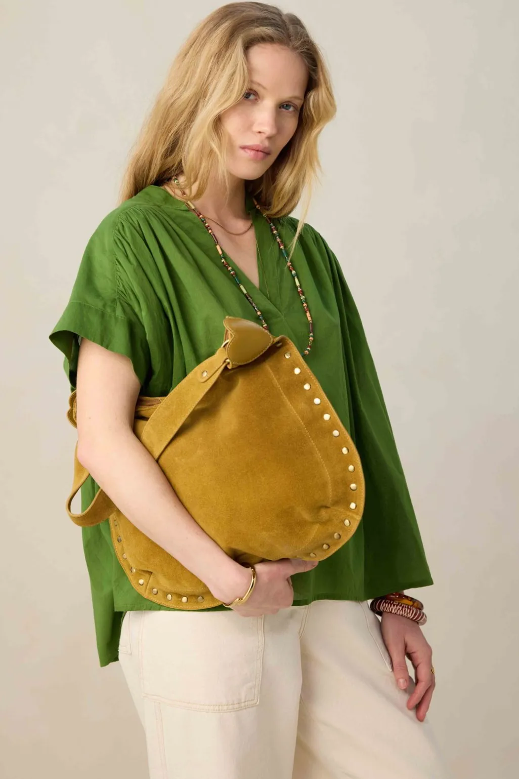 Donkergele suede shopper met studs