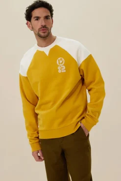 Donkergele sweater met artwork