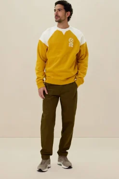 Donkergele sweater met artwork