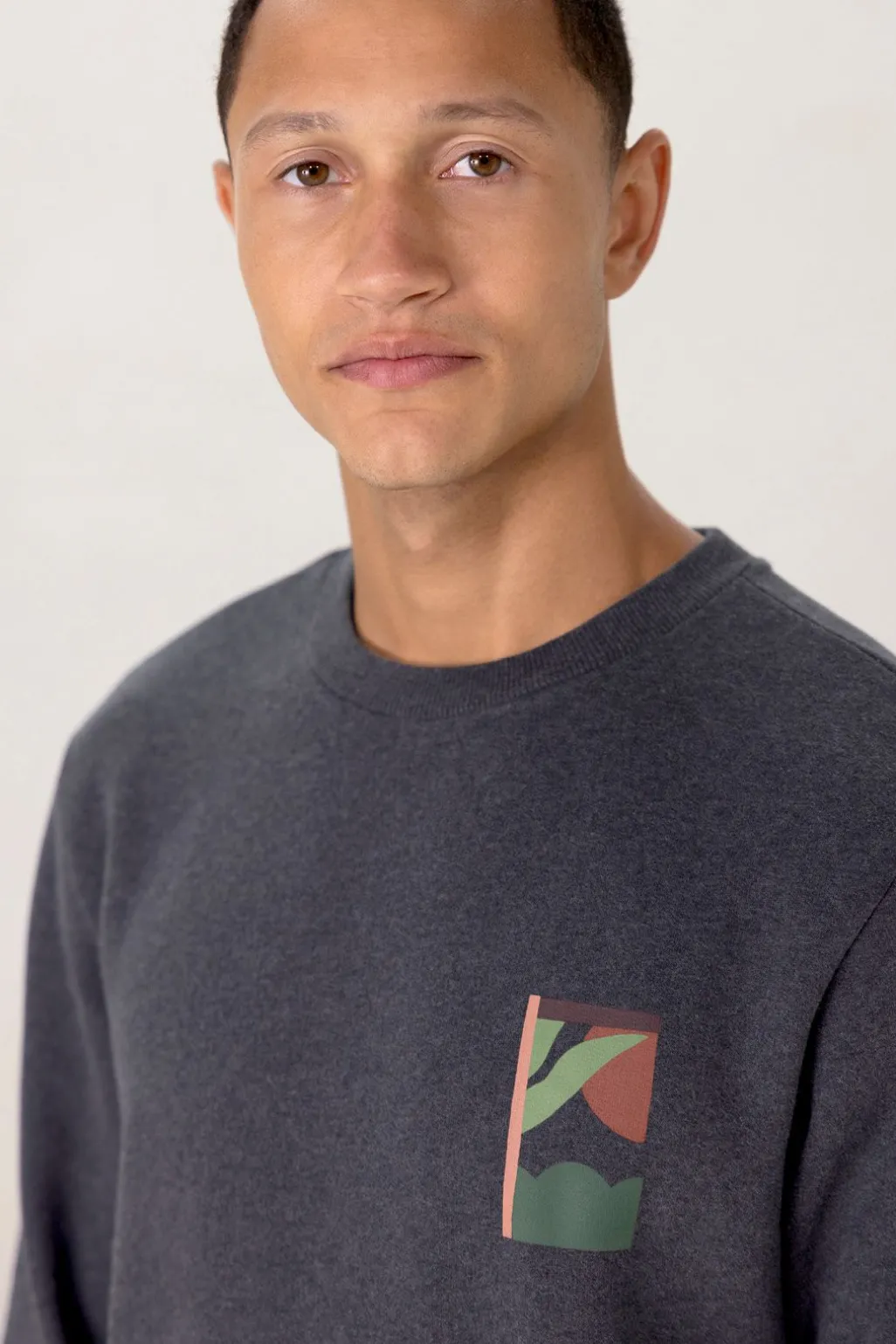 Donkergrijze sweater met print
