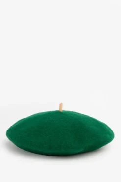 Donkergroene baret met contrasterende rand