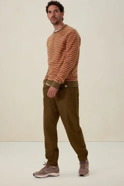 Donkergroene sweater met oranje strepen