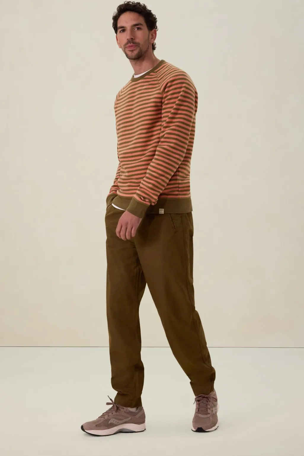 Donkergroene sweater met oranje strepen
