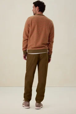 Donkergroene sweater met oranje strepen
