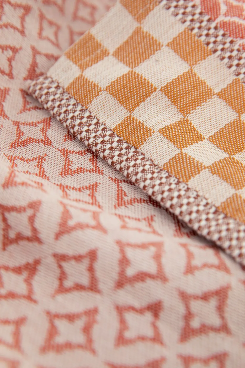 Donkeroranje handdoek en theedoek