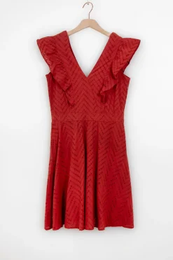 Donkerrode jurk met broderie en ruffles