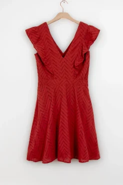 Donkerrode jurk met broderie en ruffles