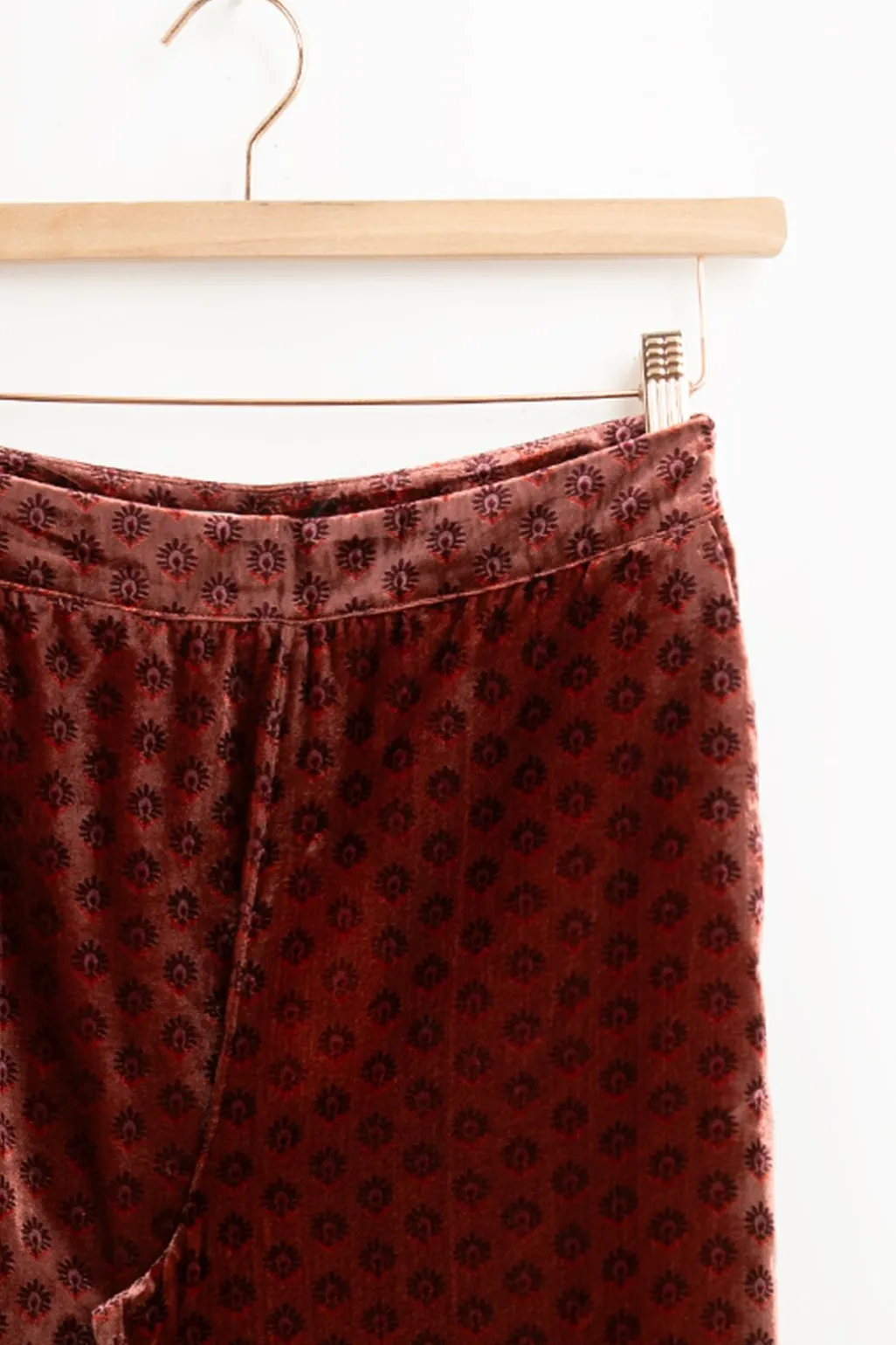 Donkerroze velvet broek met print