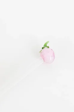 Glazen cocktail roerstaafje met aardbei