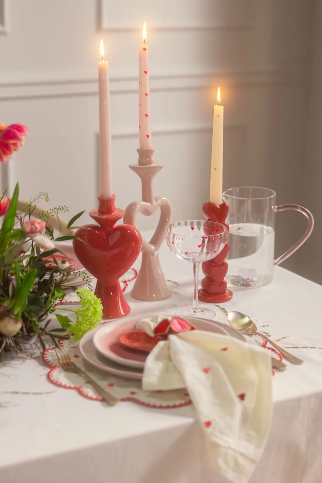 Glazen karaf met roze hartje aan de binnenkant
