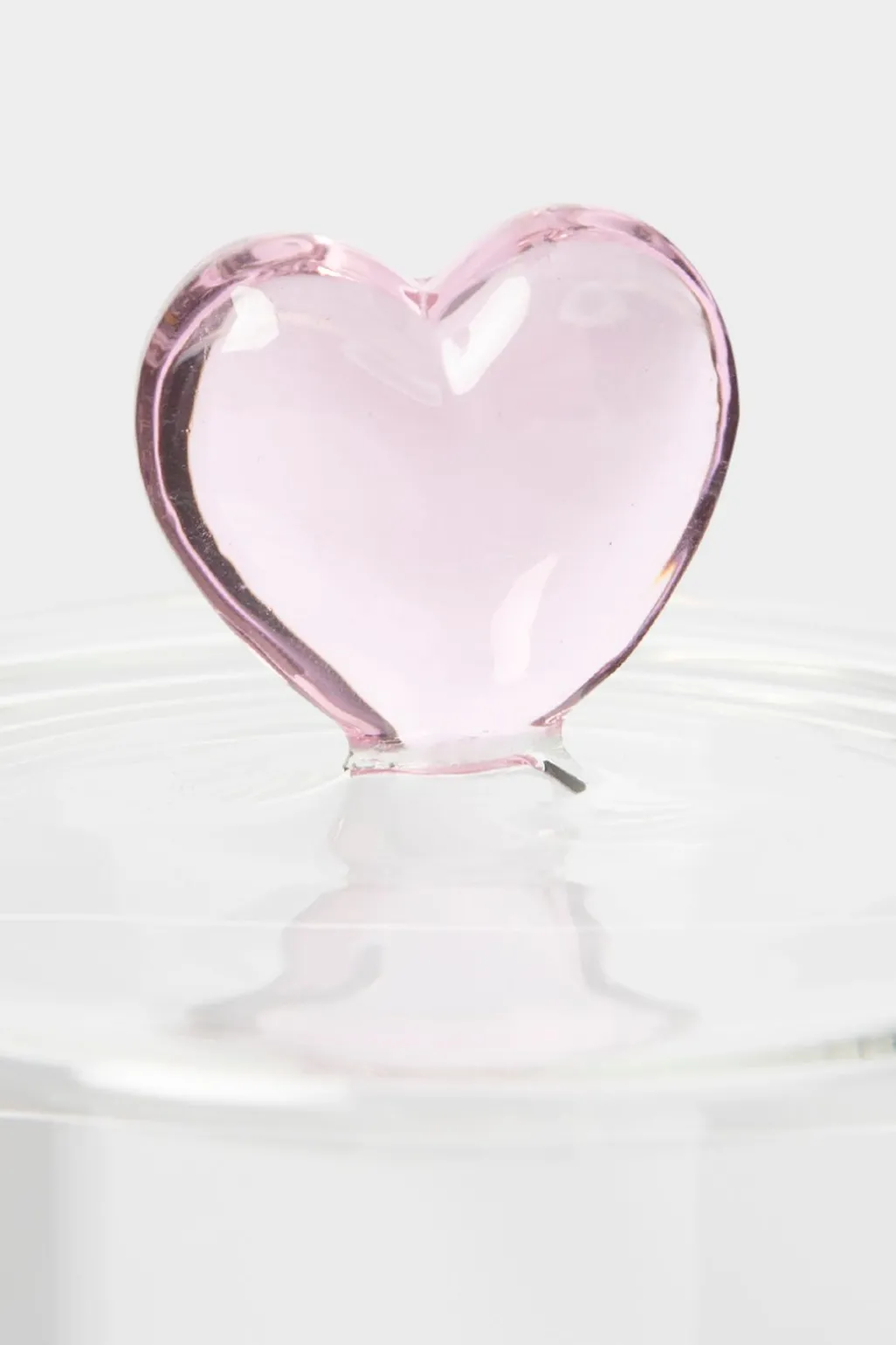 Glazen pot met roze hartje