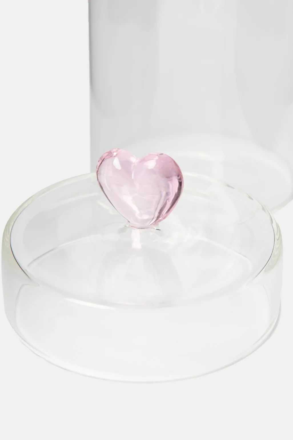 Glazen pot met roze hartje