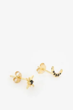 Gold plated moon and star studs met zwarte steentjes