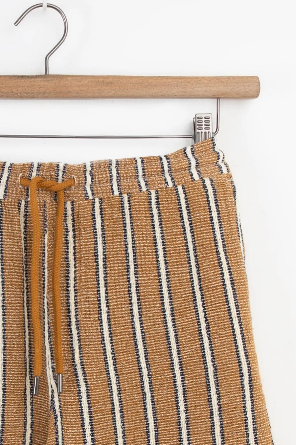 Goudbruine shorts met strepen