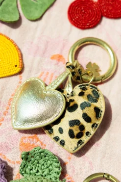 Gouden bag charm met leopard hart