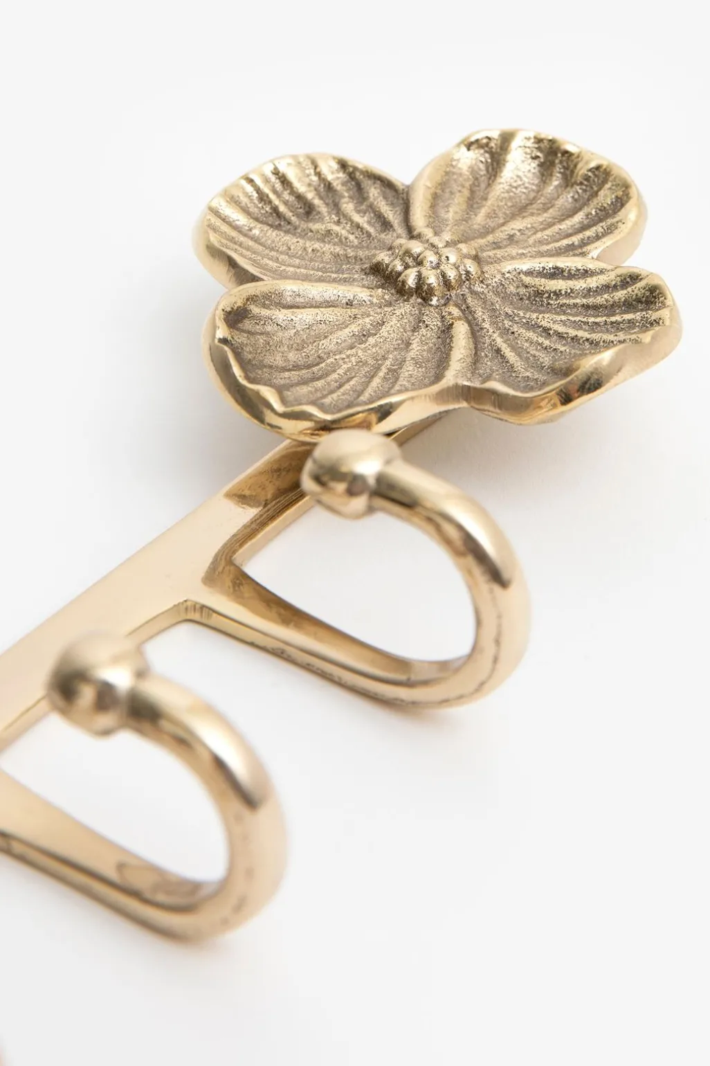 Goudkleurige kapstokhaken met bloemen