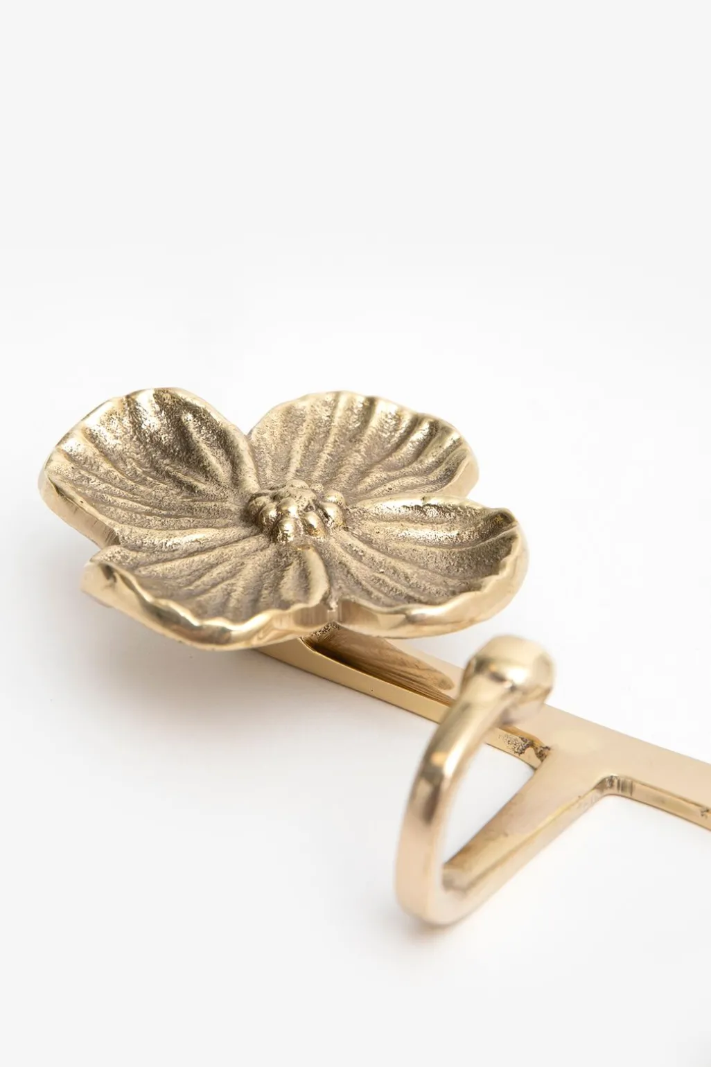 Goudkleurige kapstokhaken met bloemen