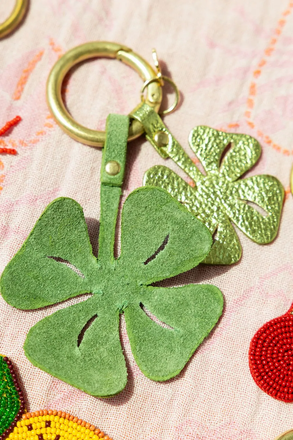 Groene bag charm met klavertjes